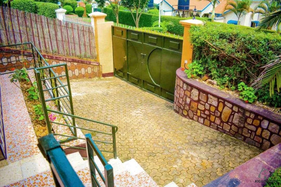 Gacuriro beautiful unfurnished house for rent at 600 Nziza Business